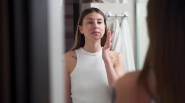 Kız yürümeden önce makyaj yapıyor.