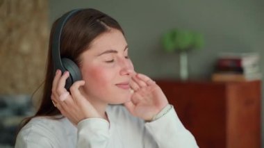 kız yaratmak ve dinlemek gri kulaklıklarla müzik