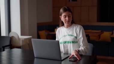 Kız telefonda gülümsüyor.