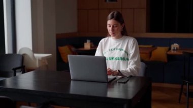 Kız telefonda gülümsüyor.