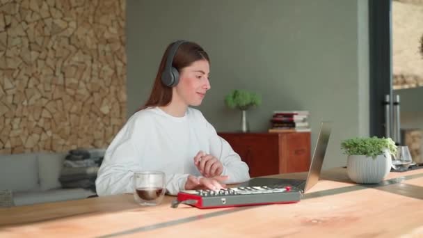 Mädchen Erschaffen Und Musik Grauen Kopfhörern Hören — Stockvideo