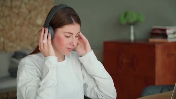 Creación Chicas Escuchar Música Auriculares Grises — Vídeos de Stock