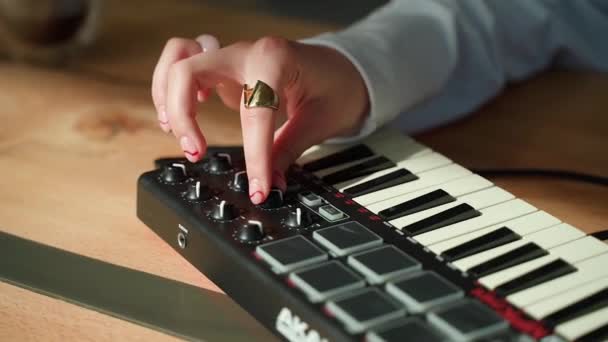Musikskapande Midi Keyboard Slow Motion — Stockvideo