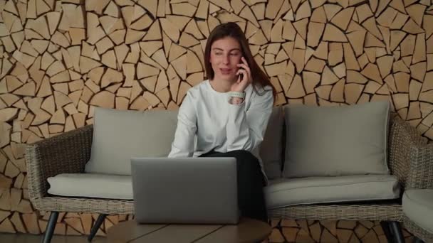 Mädchen Telefoniert Und Arbeitet Notizbuch — Stockvideo