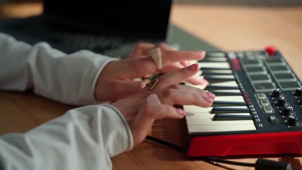 Creación Música Teclado Midi Cámara Lenta — Vídeos de Stock