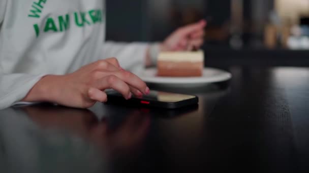 Das Mädchen Telefoniert Und Isst Dessert — Stockvideo