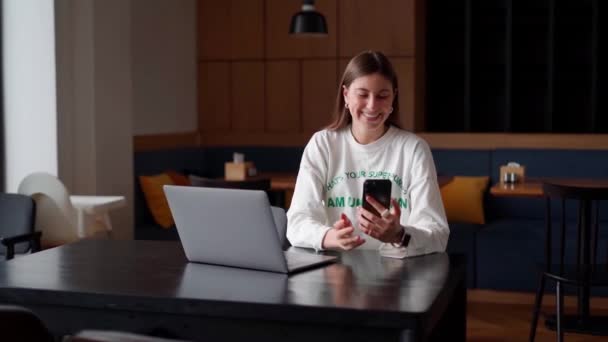 Meisje Praten Aan Telefoon Met Video Chat — Stockvideo