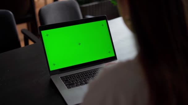 Mädchen Tippt Auf Laptop Mit Grünem Bildschirm — Stockvideo