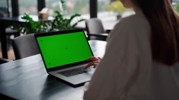 Menina Digitando Laptop Com Tela Verde — Vídeo de Stock