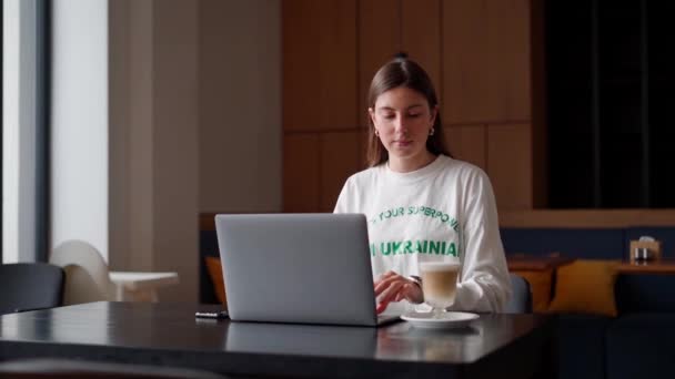 Meisje Typen Laptop Het Drinken Van Koffie — Stockvideo