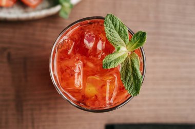 Çilek ve ahududu ile portakal kokteyli