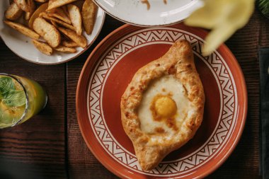 Masada yumurta sarısı ile Adjarian Khachapuri. Yukarıdan görünüm