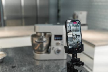 Telefonda yemek pişirirken.