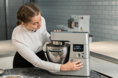 Blender 'da hamur kırbaçlayan kız