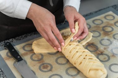 Şef mutfakta turta yapıyor.