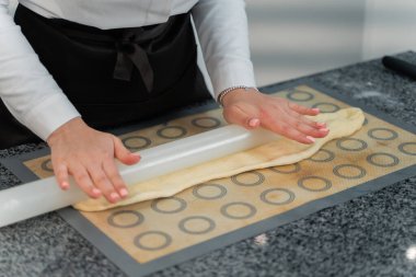 Şef bir oklava ile hamur dışarı rulo