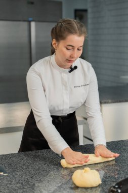 Şef parayı masanın üzerine serer.