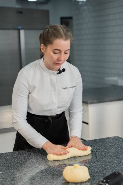 Şef parayı masanın üzerine serer.