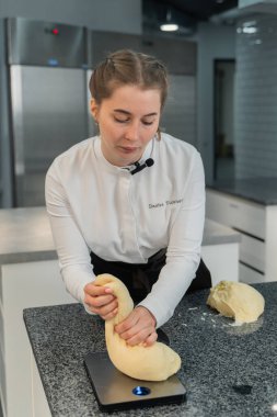 Şef hamuru tartıda tartıyor.