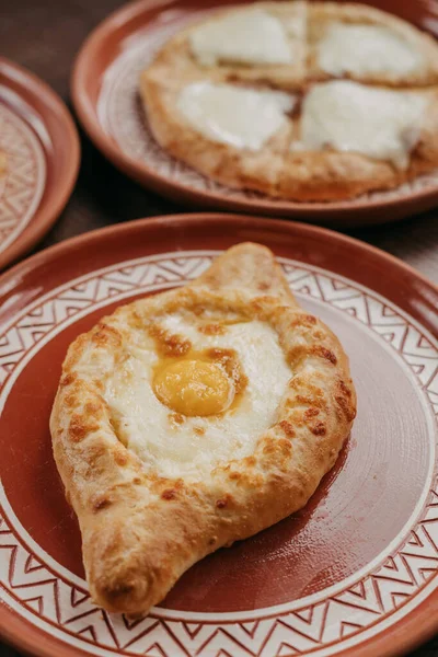 Masada yumurta sarısı ile Adjarian Khachapuri. Yukarıdan görünüm