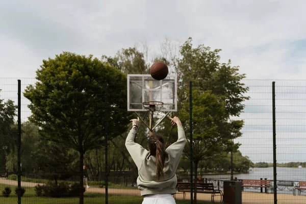 Kız Basketbol Sahasında Topu Ringe Atıyor — Stok fotoğraf