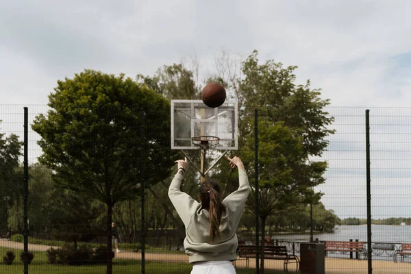 Gadis Melempar Bola Dalam Ring Lapangan Basket — Stok Foto