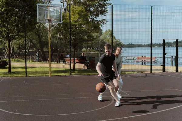 Flicka Och Pojke Spelar Basket Basketplanen — Stockfoto
