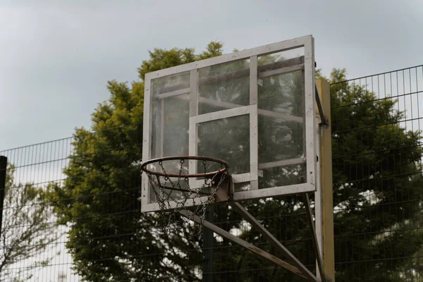 Sokak Basketbolu Potası Gökyüzü Ağaçların Arka Planına Karşı — Stok fotoğraf