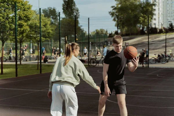 Kız Erkek Basketbol Sahasında Basketbol Oynuyorlar — Stok fotoğraf