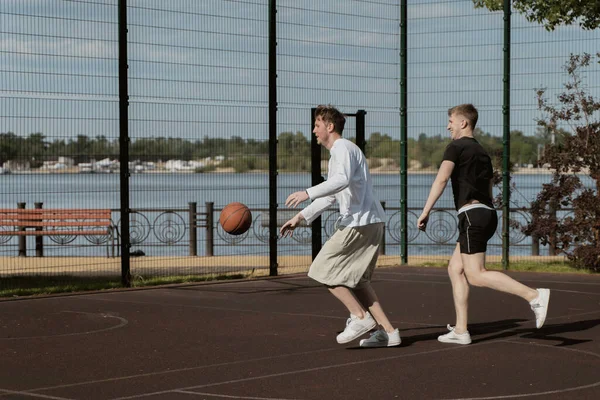 Dua Orang Bermain Basket Luar Ruangan Lapangan — Stok Foto