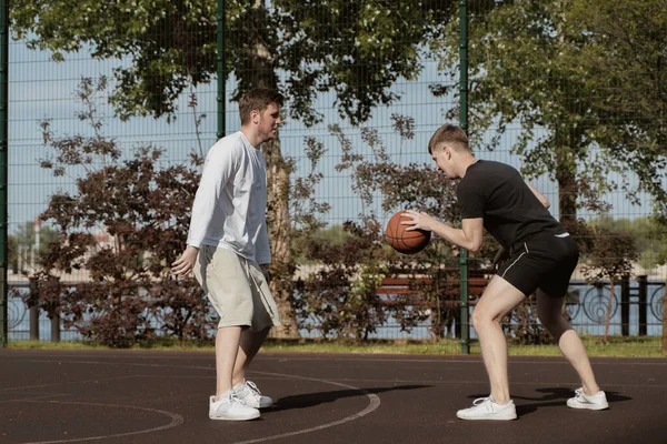 Двоє Хлопців Грають Баскетбол Відкритому Повітрі Дворі — стокове фото