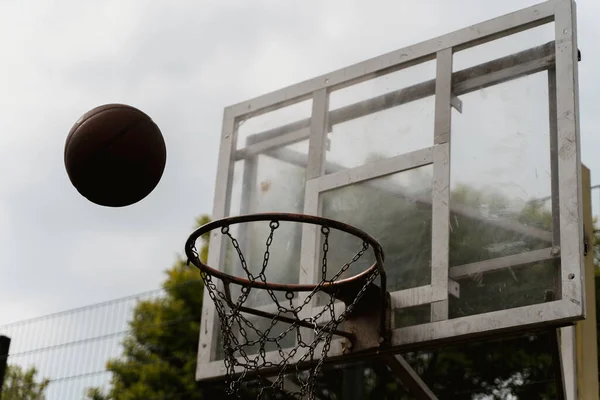 Мяч Летит Кольцо Баскетбольной Площадке — стоковое фото
