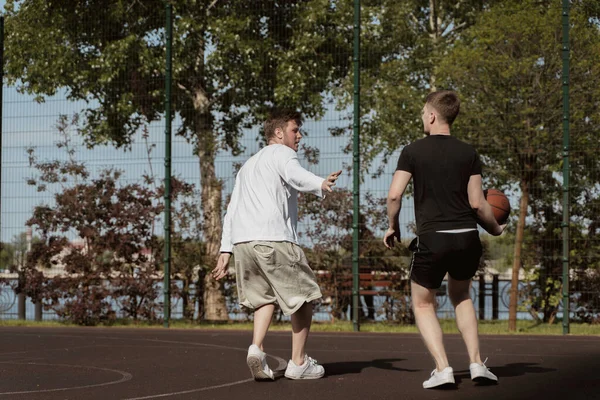 Dois Caras Jogar Basquete Livre Quadra — Fotografia de Stock