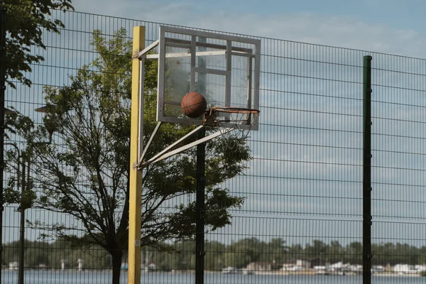 Palla Vola Sul Ring Sul Campo Basket — Foto Stock