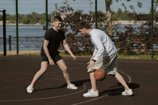 Två Killar Spelar Basket Utomhus Planen — Stockfoto