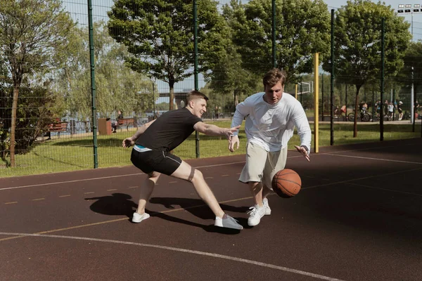 Dva Kluci Hrají Basketbal Venku Hřišti — Stock fotografie