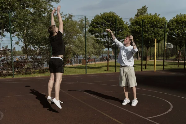 Dua Orang Bermain Basket Luar Ruangan Lapangan — Stok Foto