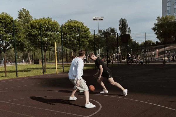 2人でコートの外でバスケットボールをして — ストック写真