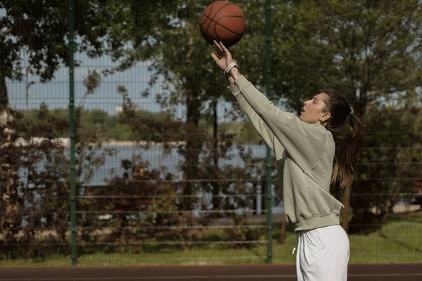 Kız Basketbol Sahasında Topu Ringe Atıyor — Stok fotoğraf