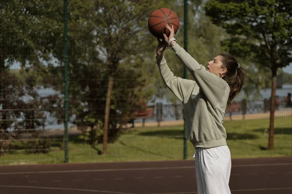 Девушка Бросает Мяч Ринг Баскетбольной Площадке — стоковое фото