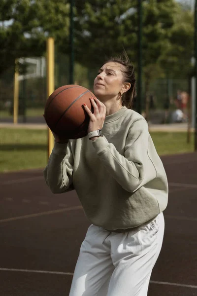 Девушка Бросает Мяч Ринг Баскетбольной Площадке — стоковое фото