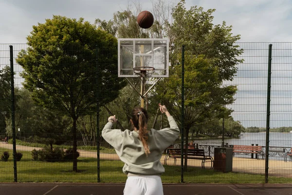 Gadis Melempar Bola Dalam Ring Lapangan Basket — Stok Foto