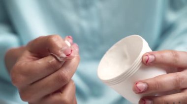 Bu video kızın beyaz kremayı mavi pijamalı bir kavanozdan aldığı 13.04.22 kozmetik yatak.