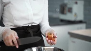 Kız soğanları eliyle temizliyor.