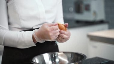 Kız soğanları eliyle temizliyor.