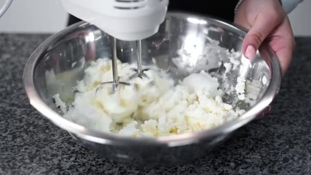 Der Koch Schlägt Die Sahne Mit Dem Mixer — Stockvideo