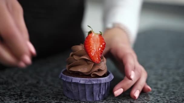 Chef Décore Cupcake Brun Dans Emballage Violet Avec Des Fraises — Video