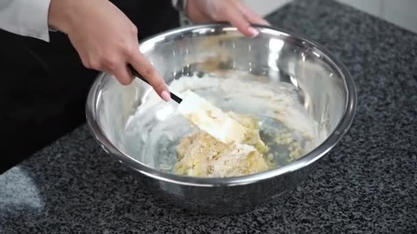 台所の生地に小麦粉と卵を混ぜ — ストック動画