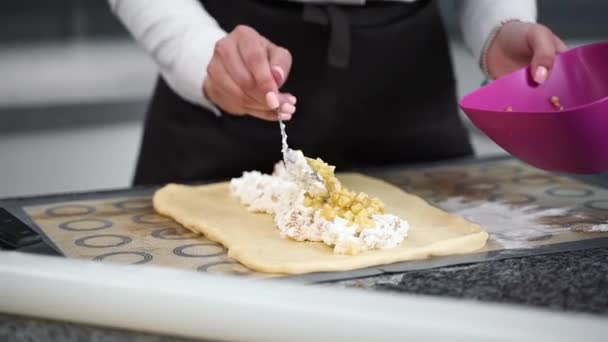 Chef Añade Relleno Requesón Pasas Pastel Crudo — Vídeo de stock
