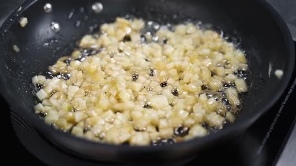 Rebanadas Manzana Fríen Una Sartén — Vídeo de stock